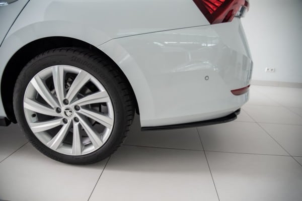 MAXTON DESIGN - Stredový spoiler pod zadný náraznik Skoda Octavia Mk4 , Čierny lesk – Obrázok 2