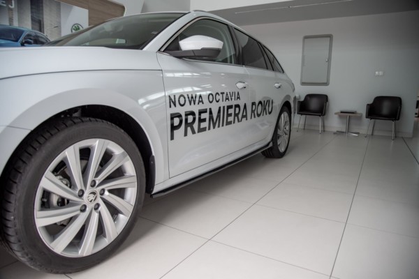 MAXTON DESIGN - Lišty pod prahy V.1 Skoda Octavia Mk4 , Čierny lesk – Obrázok 2
