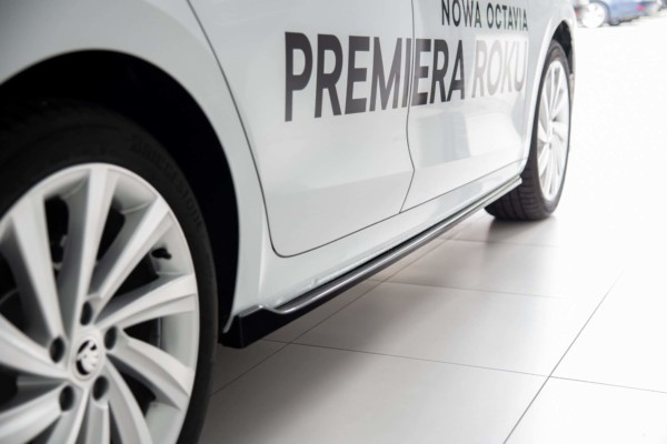 MAXTON DESIGN - Lišty pod prahy V.1 Skoda Octavia Mk4 , Čierny lesk – Obrázok 5