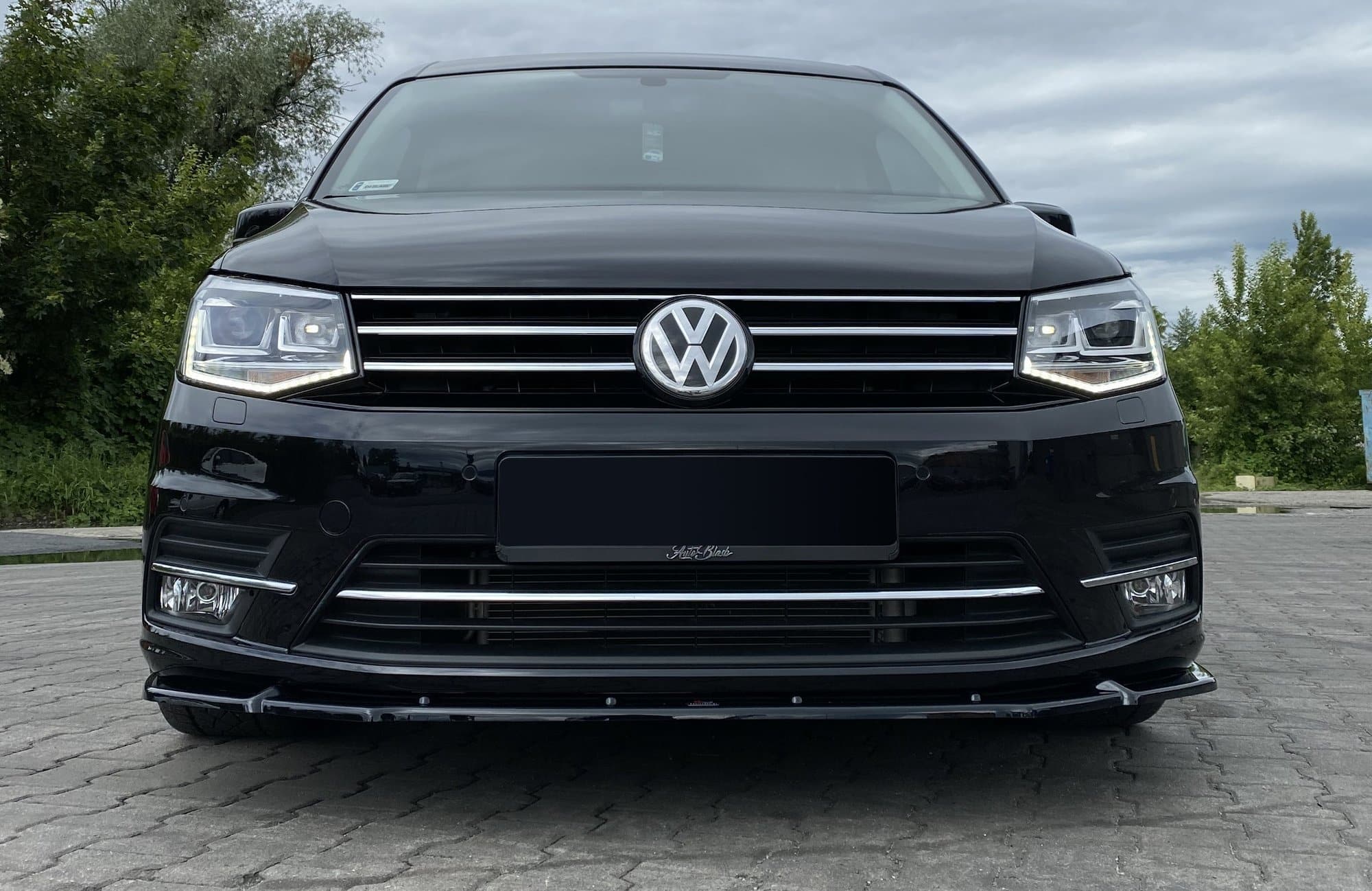 MAXTON DESIGN - Spoiler pod Predný náraznik Volkswagen Caddy Mk. 4 , Čierny lesk – Obrázok 4