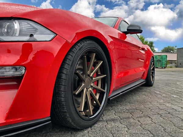 MAXTON DESIGN - Lišty pod prahy Ford Mustang Mk. 6 Facelift , Čierny lesk – Obrázok 3