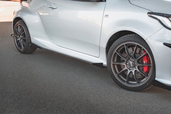 MAXTON DESIGN - Racing Durability Lišty pod prahy + Splitre Toyota GR Yaris Mk4 , Black + Gloss Flaps – Obrázok 2