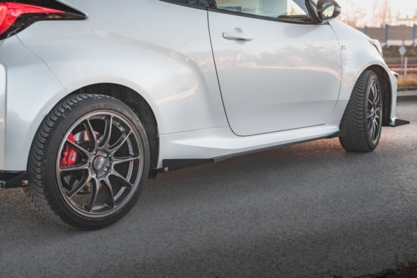 MAXTON DESIGN - Racing Durability Lišty pod prahy + Splitre Toyota GR Yaris Mk4 , Black + Gloss Flaps – Obrázok 3