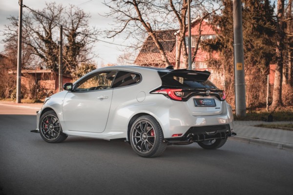 MAXTON DESIGN - Racing Durability Lišty pod prahy + Splitre Toyota GR Yaris Mk4 , Black + Gloss Flaps – Obrázok 5