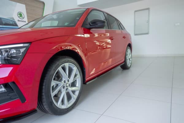 MAXTON DESIGN - Lišty pod prahy Skoda Scala , Čierny lesk – Obrázok 3