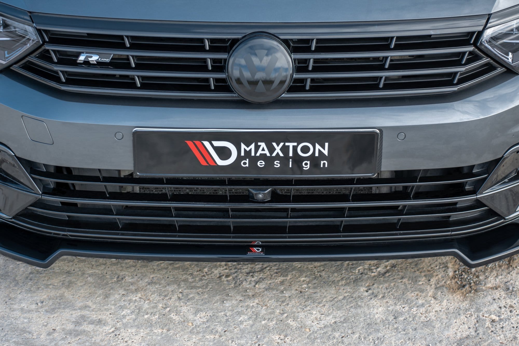 MAXTON DESIGN - Spoiler pod Predný náraznik V.2 Volkswagen Passat R-Line B8 , Čierny lesk – Obrázok 3
