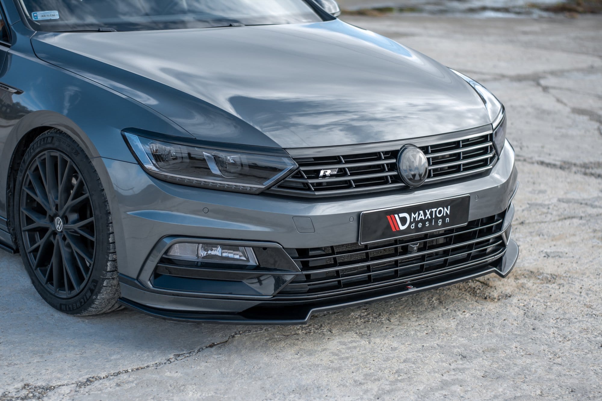 MAXTON DESIGN - Spoiler pod Predný náraznik V.2 Volkswagen Passat R-Line B8 , Čierny lesk – Obrázok 4