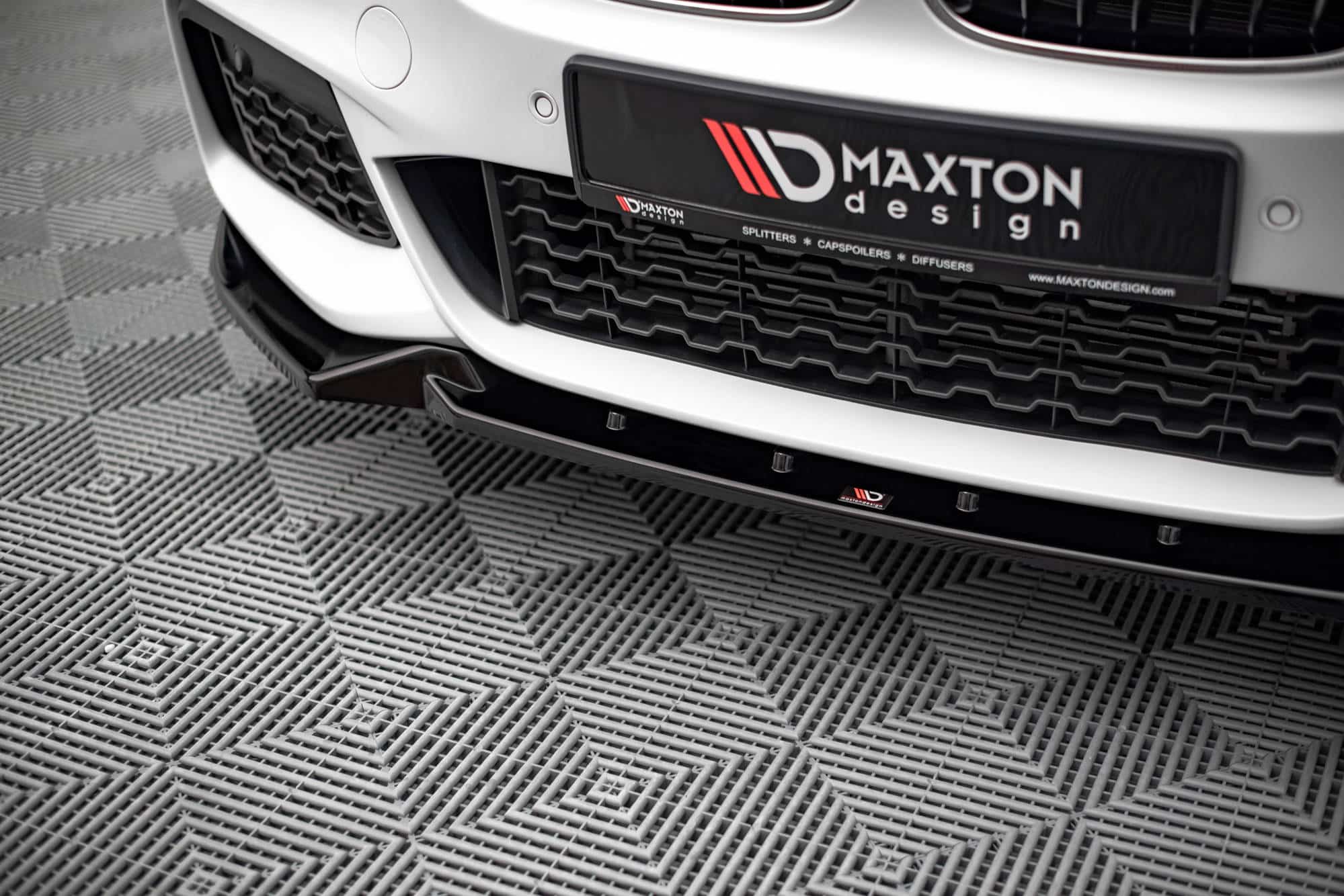 MAXTON DESIGN - Spoiler pod predný náraznik V.2 vhodné pre BMW X1 M-Pack F48,,Čierny lesk – Obrázok 3