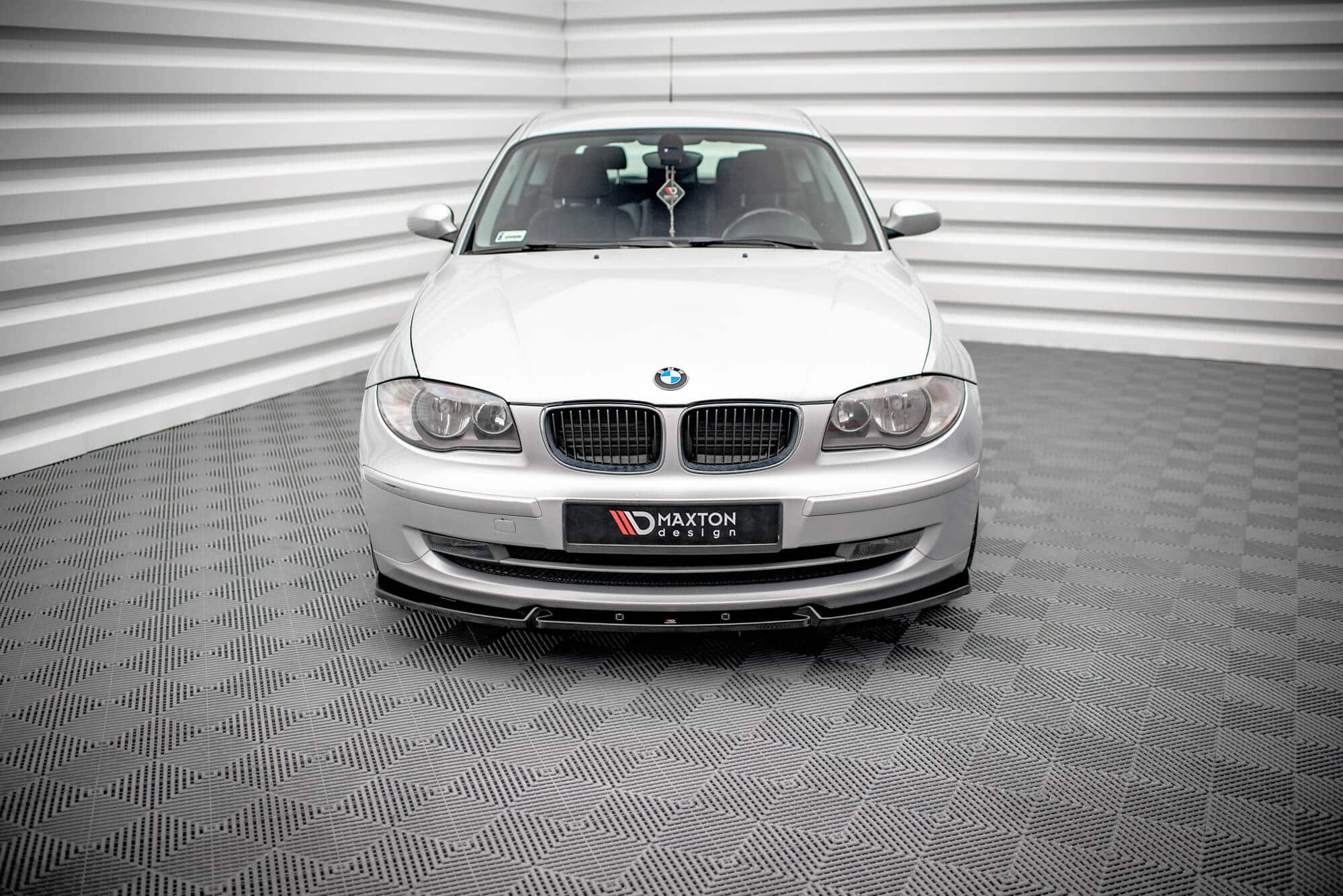 MAXTON DESIGN - Spoiler pod predný nárazník V.3 vhodné pre BMW 1 E81 FACELIFT ,Čierny lesk – Obrázok 2