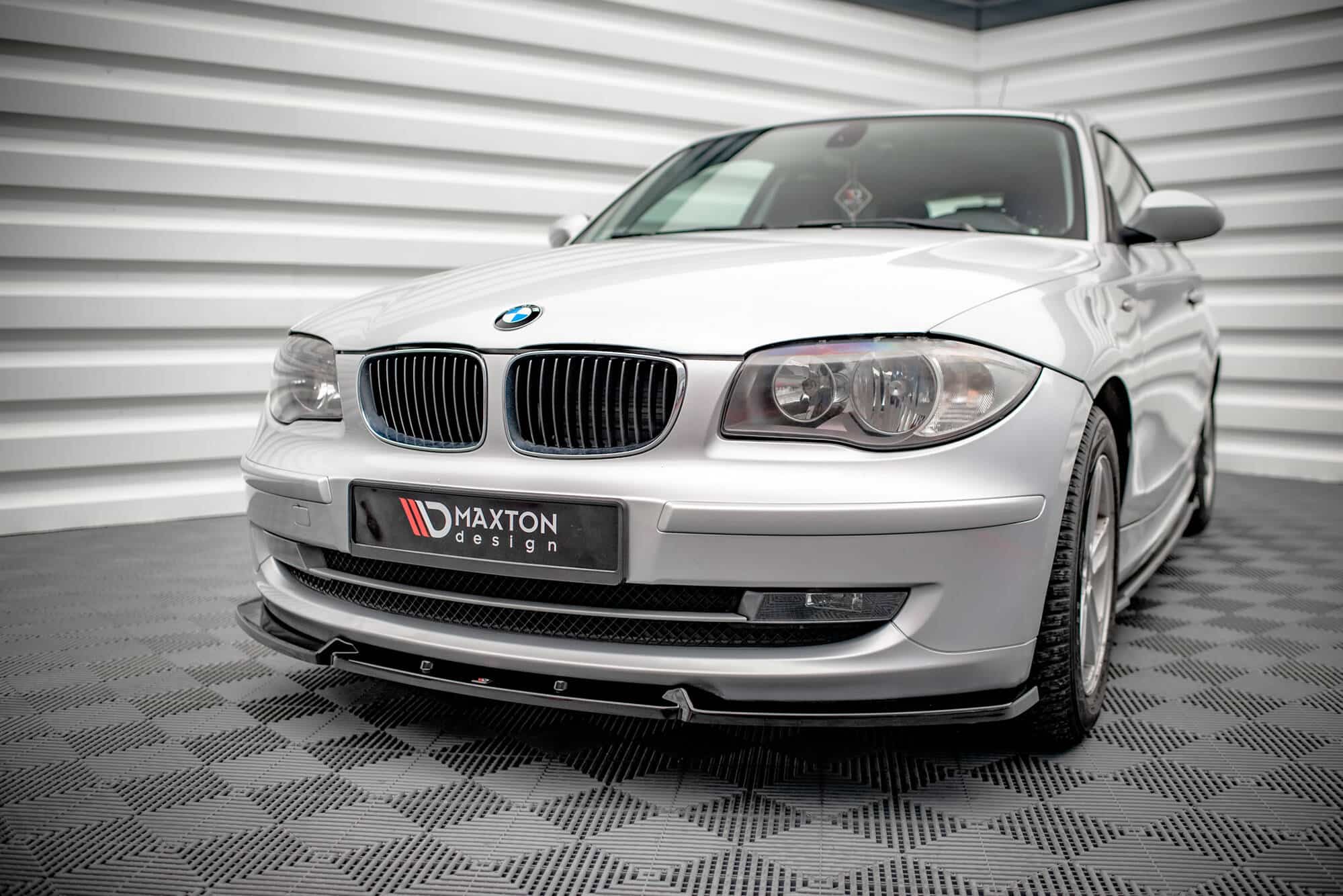 MAXTON DESIGN - Spoiler pod predný nárazník V.3 vhodné pre BMW 1 E81 FACELIFT ,Čierny lesk – Obrázok 3