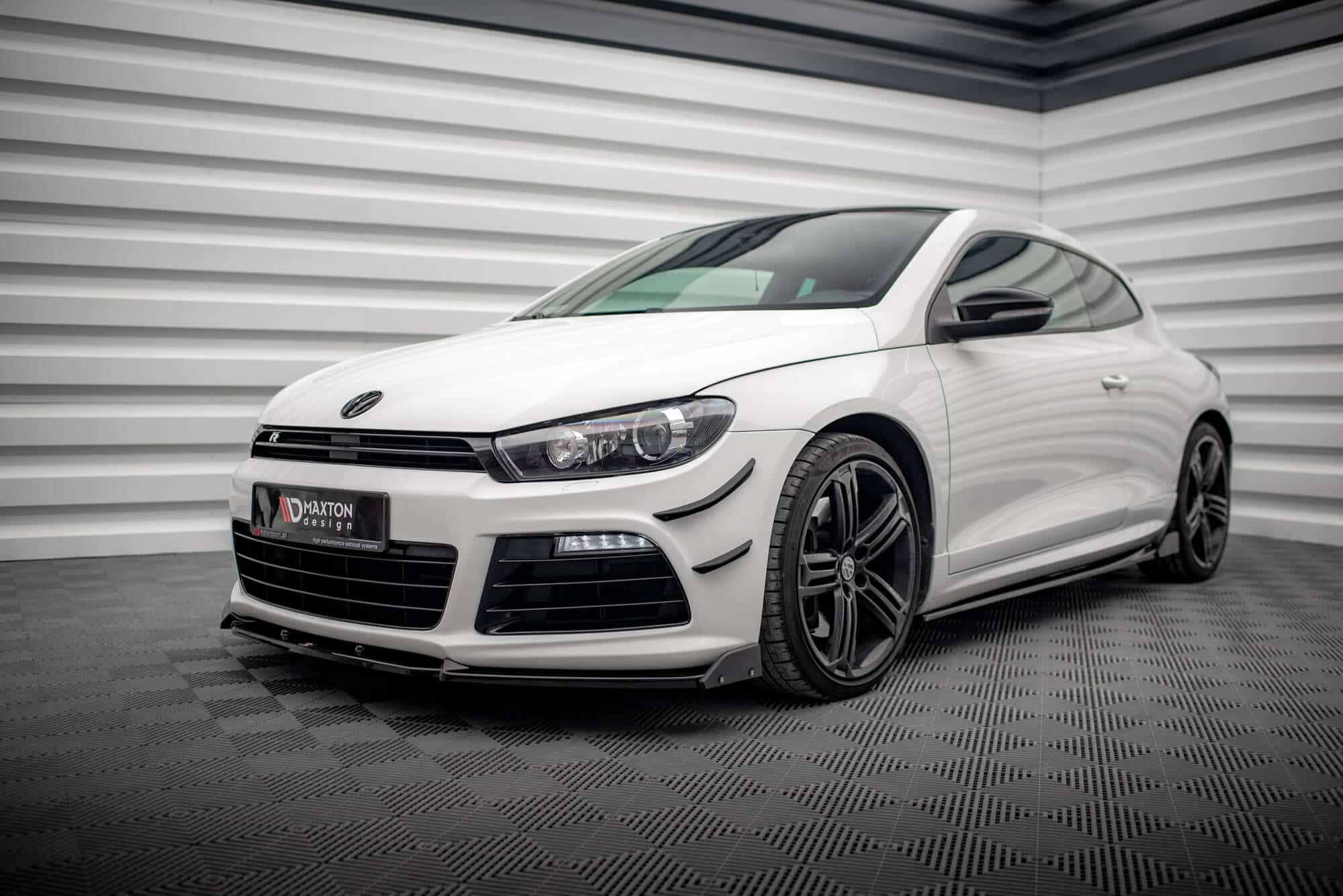 MAXTON DESIGN - Spoiler pod predný nárazník V.3 + Splitre , VOLKSWAGEN SCIROCCO R MK3 , Čierny lesk – Obrázok 3