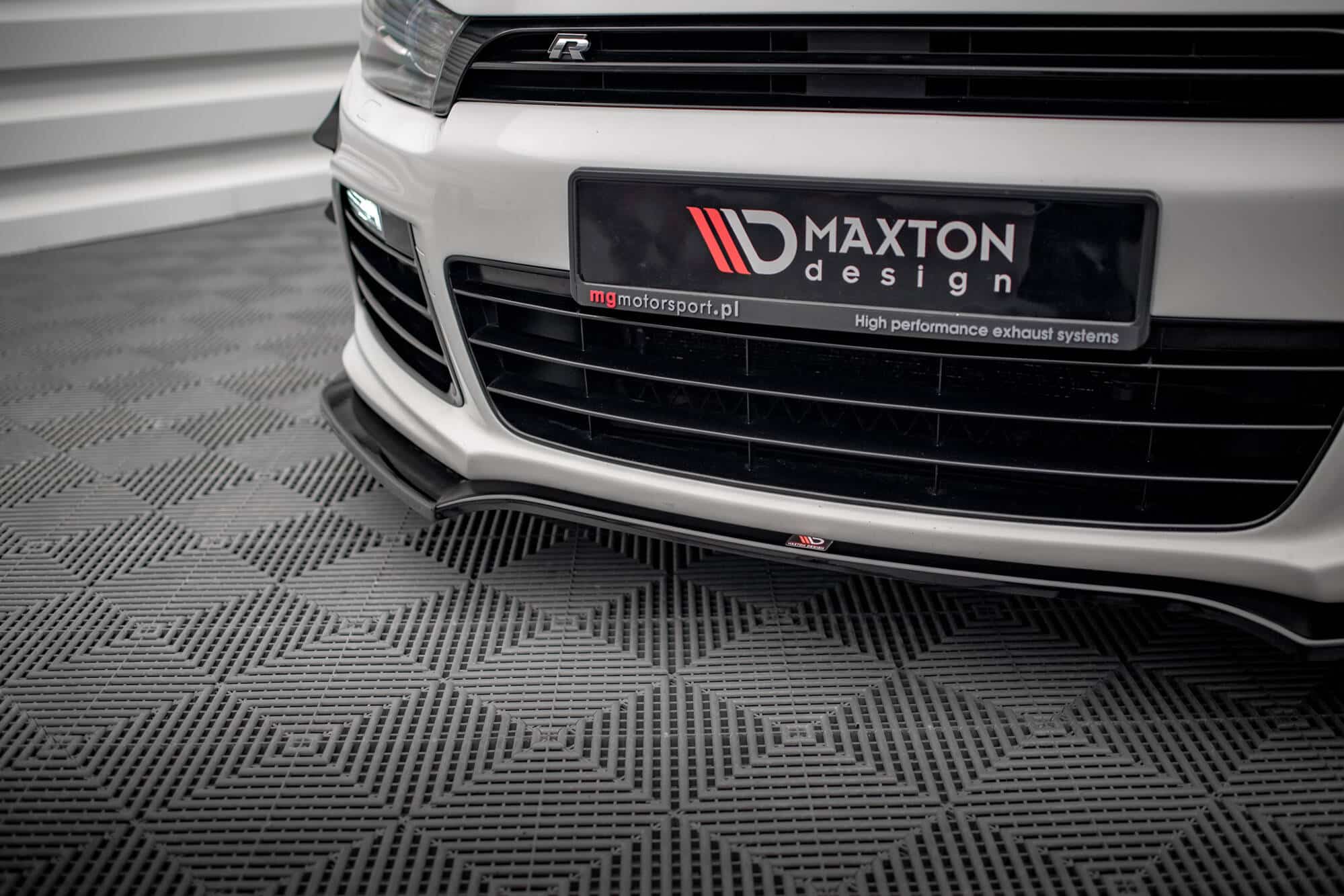 MAXTON DESIGN - Spoiler pod predný nárazník V.4 , VOLKSWAGEN SCIROCCO R MK3 , Čierny lesk