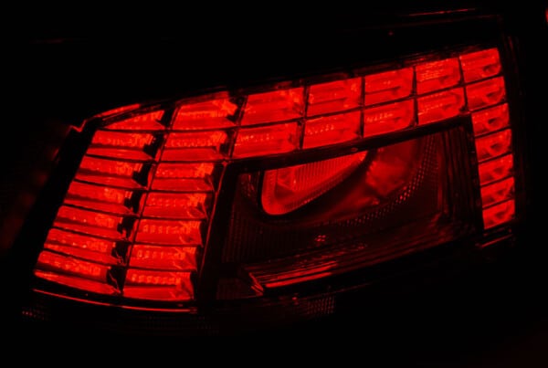 Zadné svetlá LED Červené dymové pre VW PASSAT B7 SEDAN 10.10-10.14 – Obrázok 5