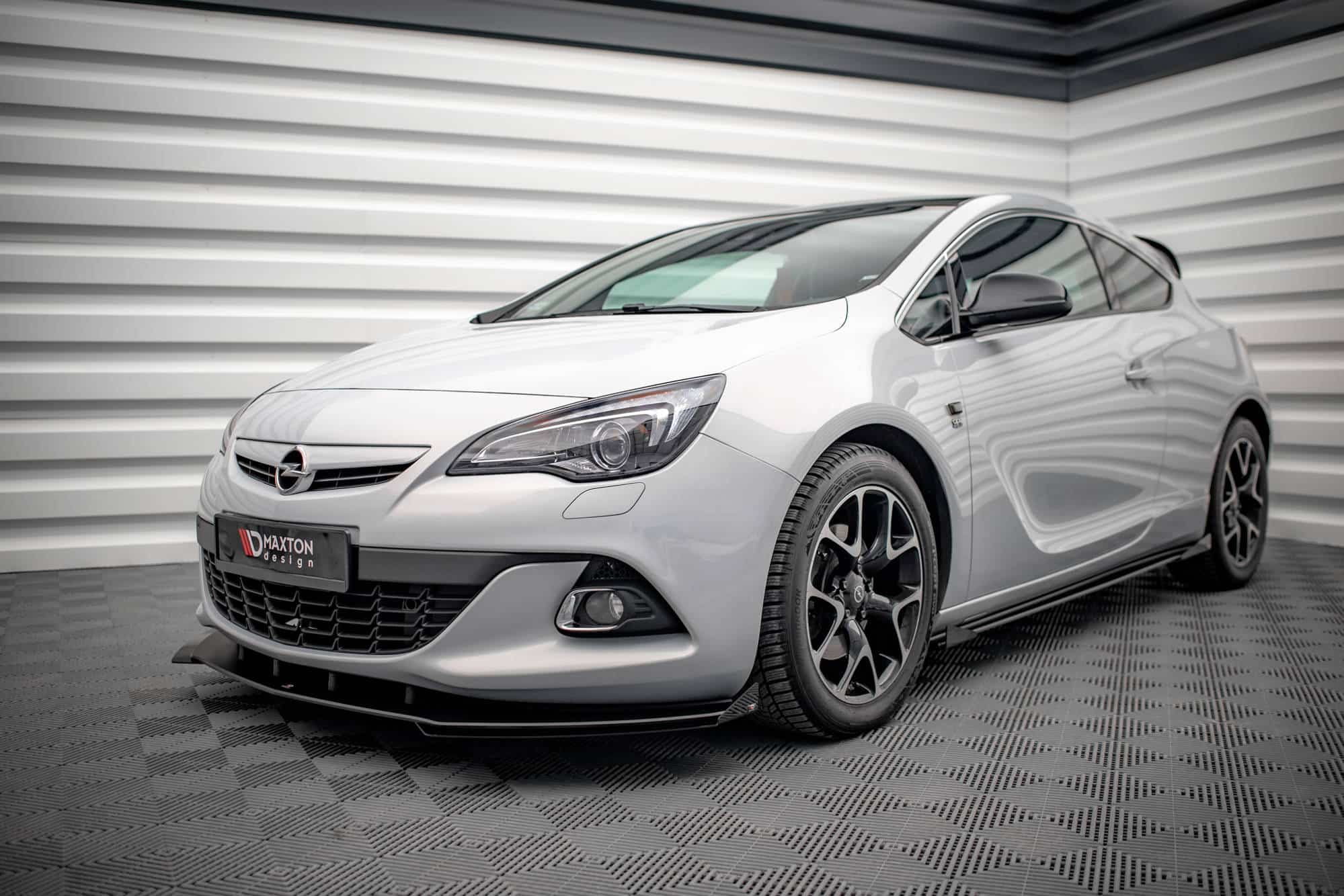 MAXTON DESIGN - Street Pro Predné splitre Opel Astra GTC OPC-Line J, Čierna Matná – Obrázok 3