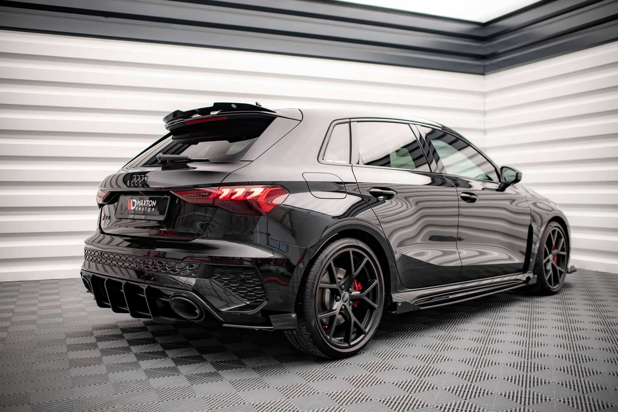 MAXTON DESIGN - Street Pro Bočné splitre zadného nárazníka Audi RS3 Sportback 8Y, Čierna Lesklá – Obrázok 3