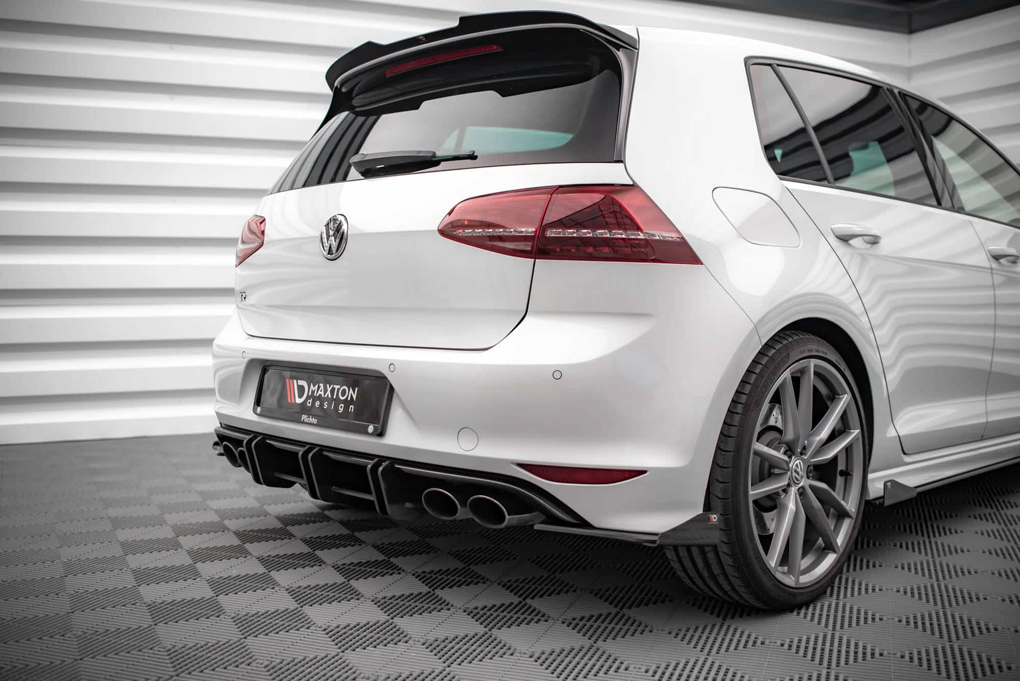 MAXTON DESIGN - Street Pro Bočné splitre zadného nárazníka Volkswagen Golf R Mk7, Čierna Lesklá – Obrázok 2