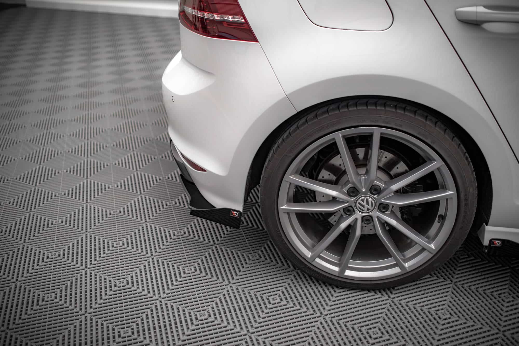 MAXTON DESIGN - Street Pro Bočné splitre zadného nárazníka Volkswagen Golf R Mk7, Čierna Lesklá – Obrázok 3