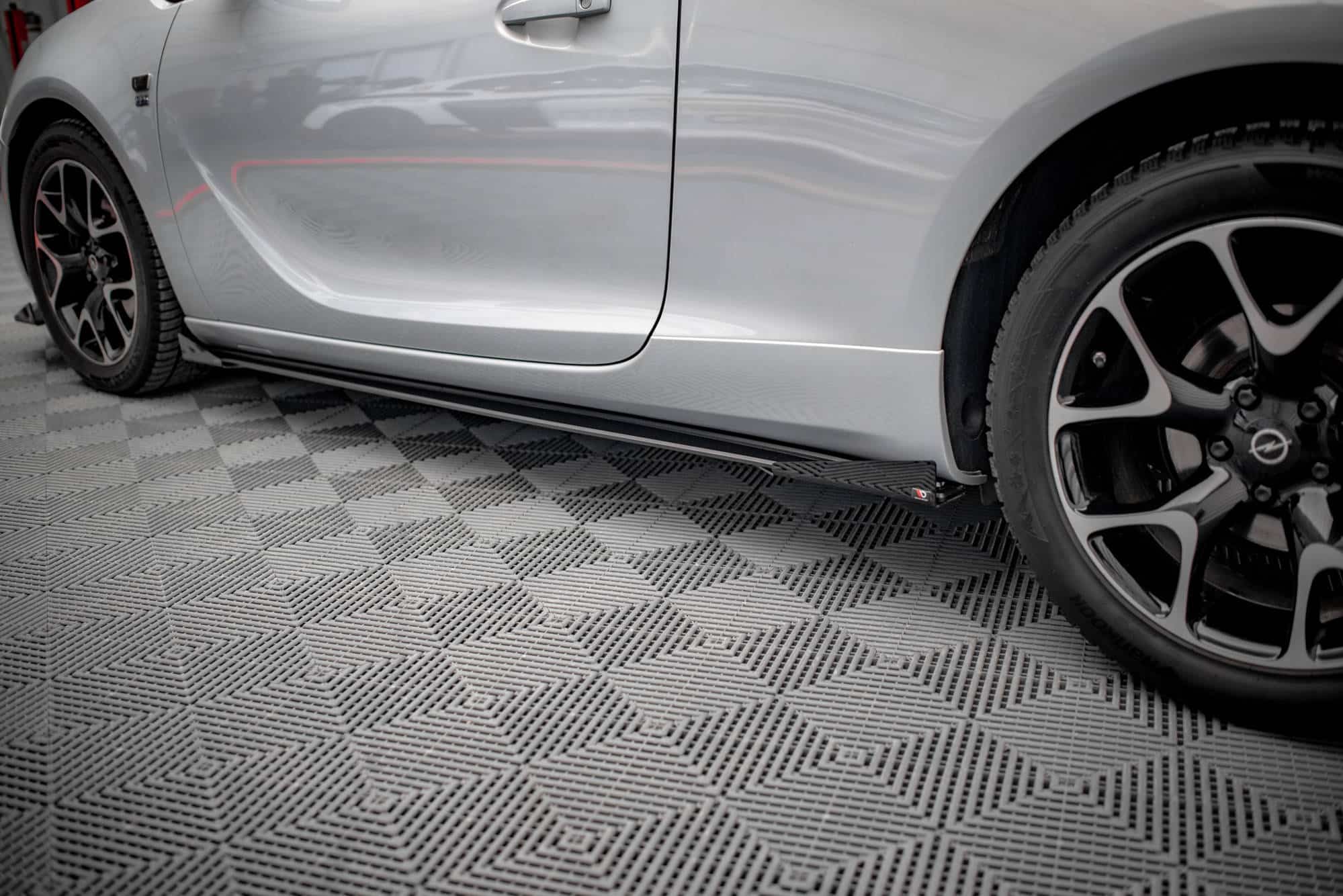 MAXTON DESIGN - Street Pro Bočné splitre Opel Astra GTC OPC-Line J, Čierna Matná – Obrázok 3
