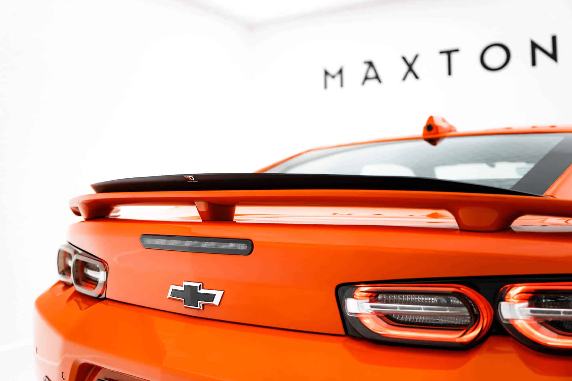 MAXTON DESIGN - Predlženie spoilera kufra Chevrolet Camaro SS Mk6 Facelift, Čierny lesk – Obrázok 2