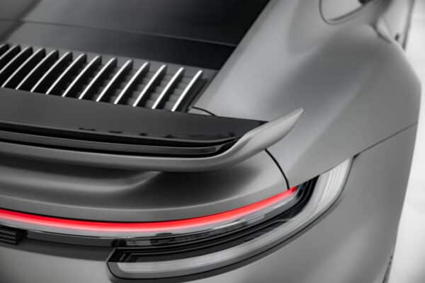 MAXTON DESIGN - Predlženie spoilera kufra Porsche 911 Turbo S Sport Package 992, Čierny lesk – Obrázok 7