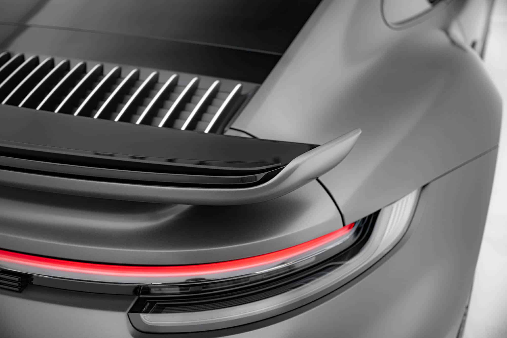 MAXTON DESIGN - Predlženie spoilera kufra Porsche 911 Turbo S Sport Package 992, Čierny lesk – Obrázok 7