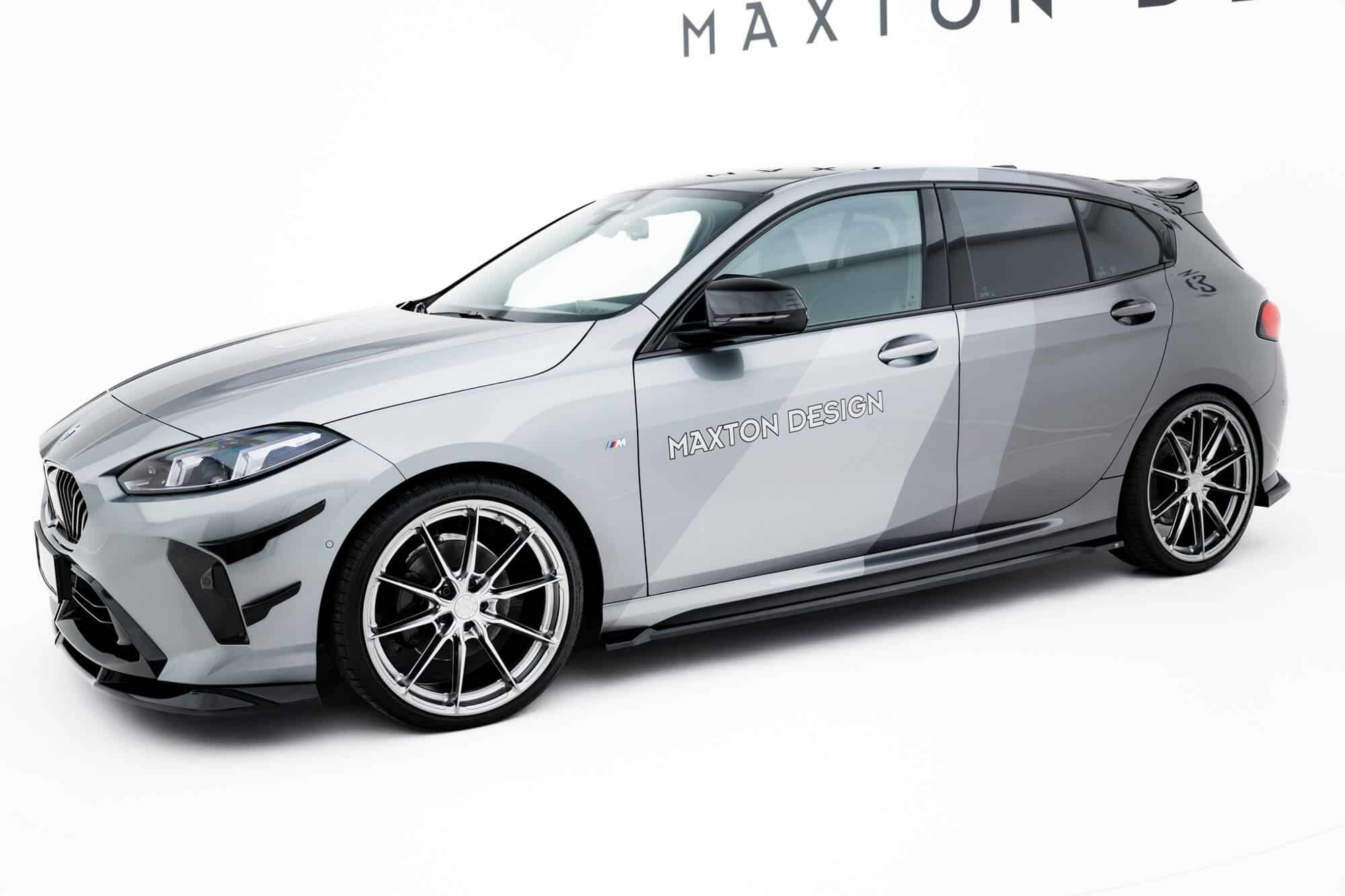 MAXTON DESIGN - Lišty pod bočné prahy V.3 BMW M135i/M-Paket F70 ,Čierny lesk – Obrázok 2