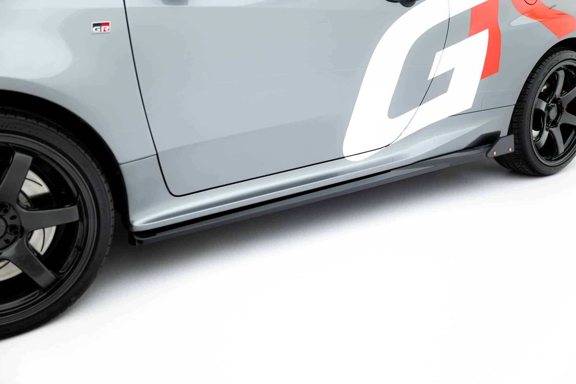 MAXTON DESIGN - Lišty pod bočné prahy + Splitre Toyota GR Yaris Mk4 Facelift, Čierny lesk – Obrázok 6
