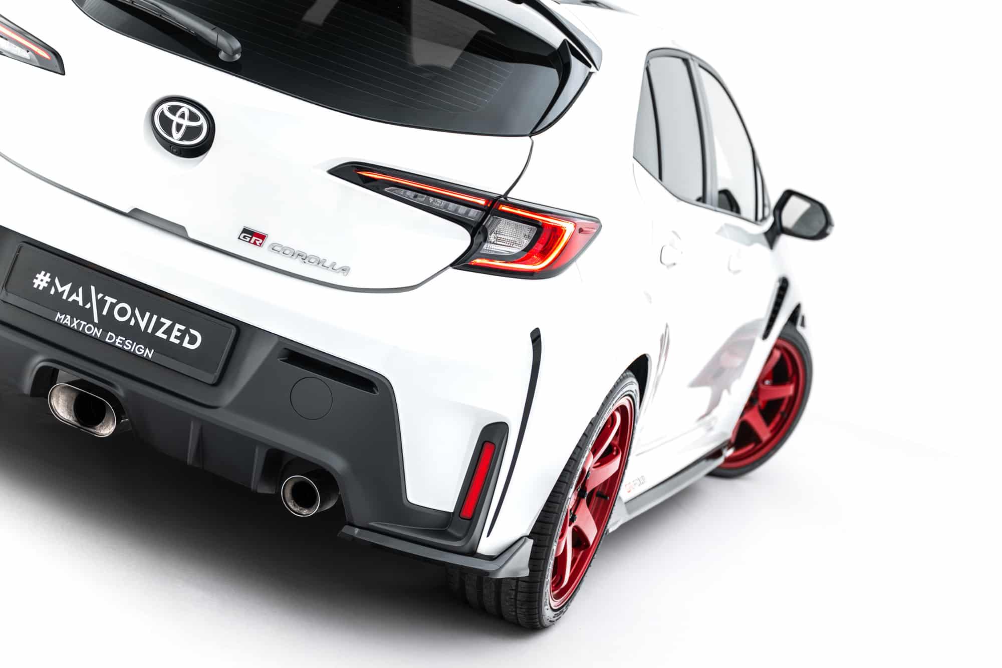 MAXTON DESIGN - Bočné spojlere pod zadný nárazník V.2, Toyota GR Corolla Mk12, Čierny lesk