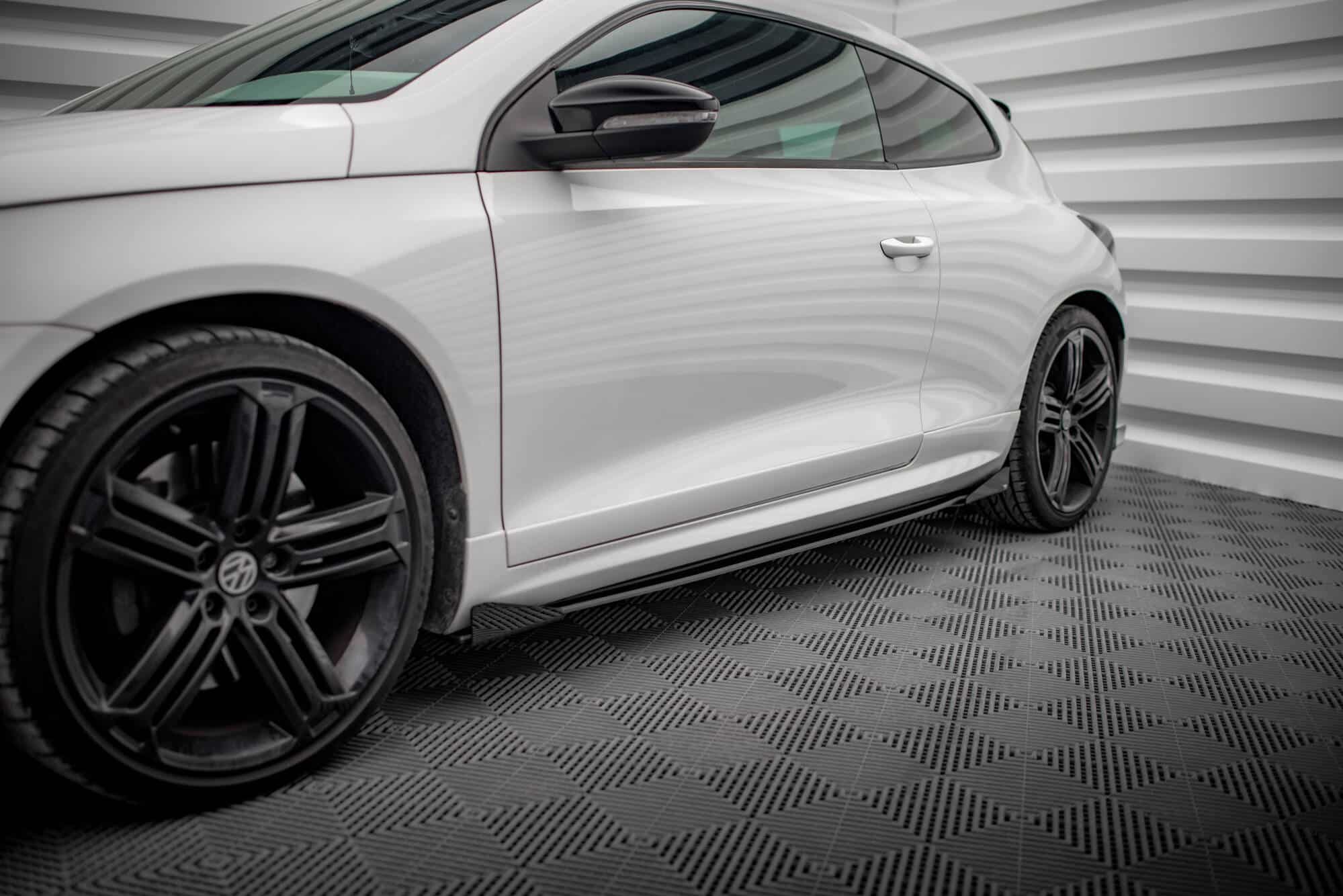 MAXTON DESIGN - Street pro Lišty pod bočné prahy + Splitre, Volkswagen Scirocco R Mk3, Čierna Matná
