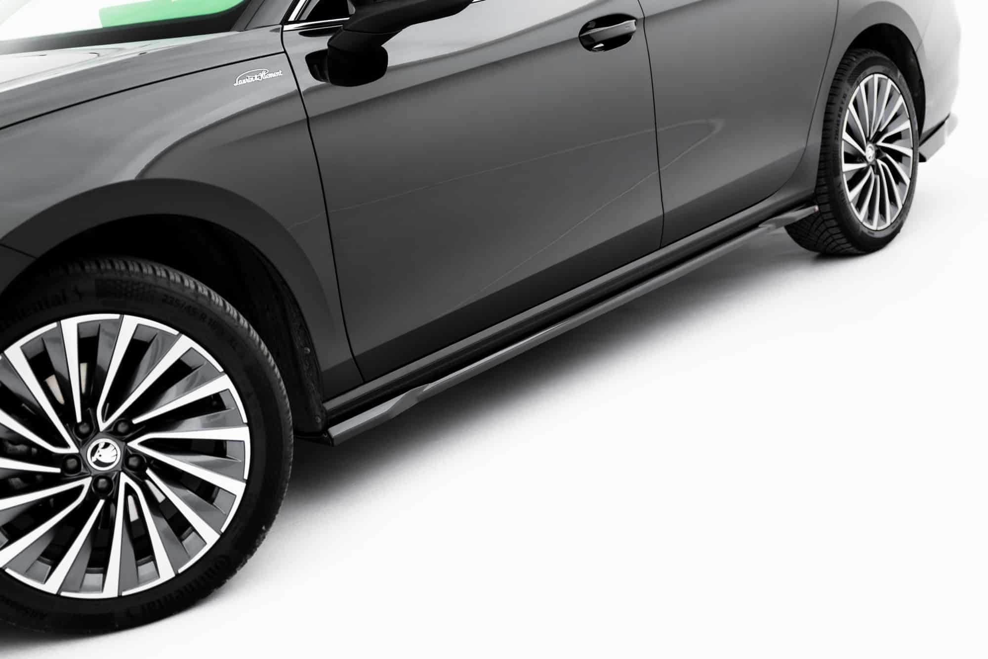 MAXTON DESIGN - Lišty pod bočné prahy V.1, Skoda Superb Mk4, Čierny lesk