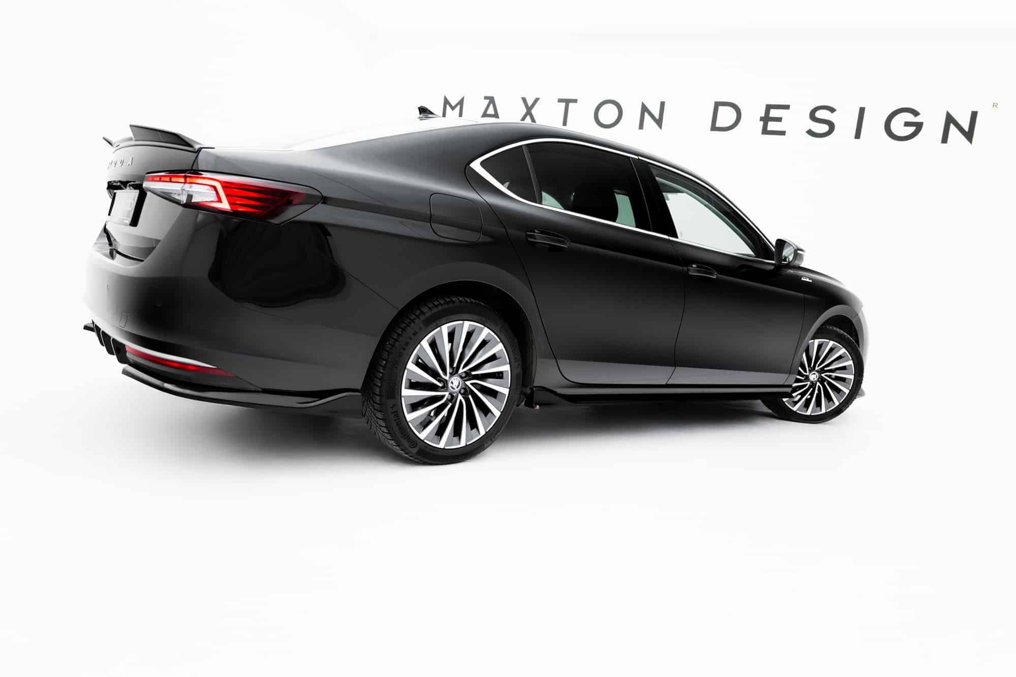 MAXTON DESIGN - Lišty pod bočné prahy V.2, Skoda Superb Mk4, Čierny lesk – Obrázok 6