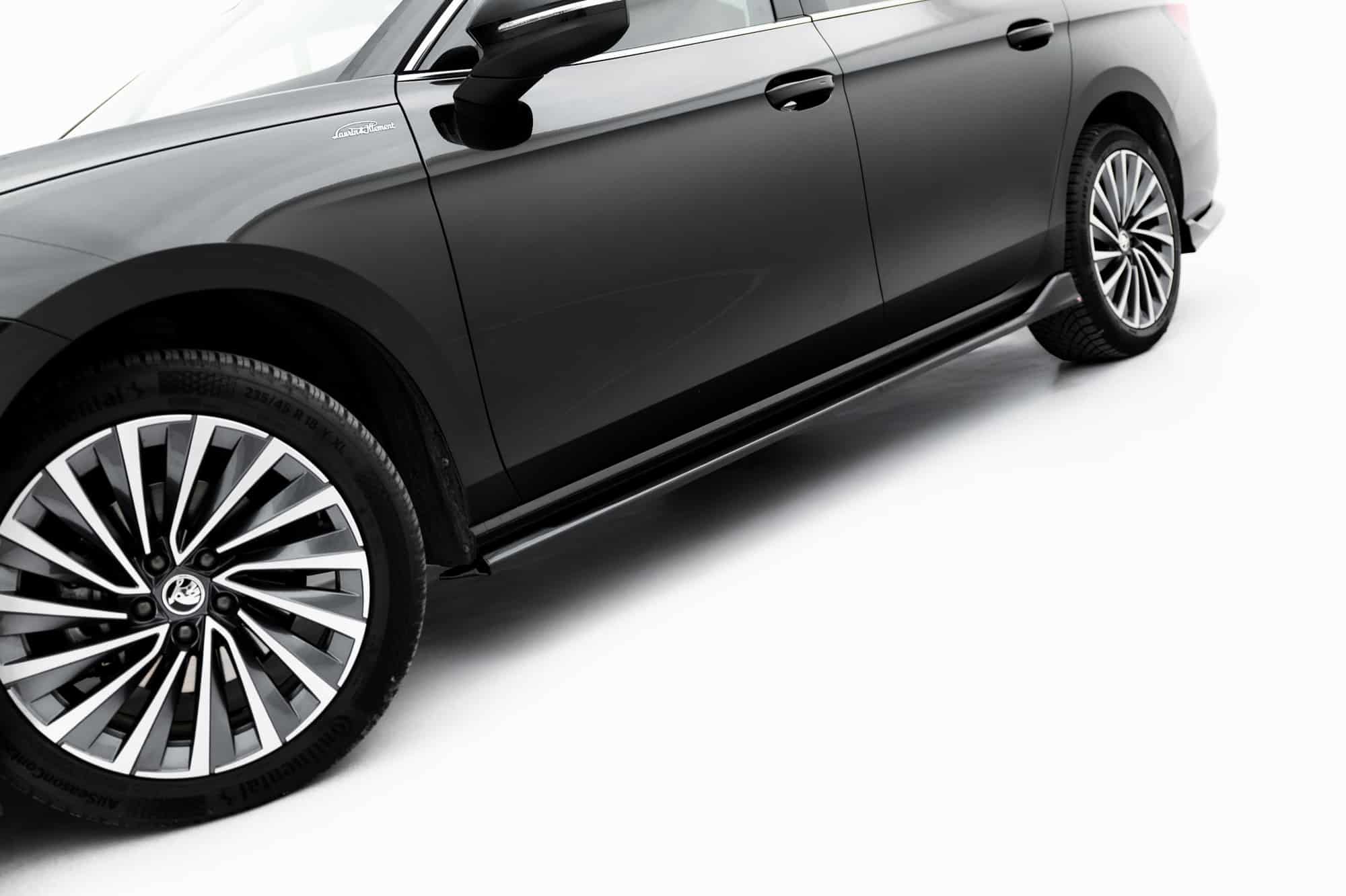 MAXTON DESIGN - Lišty pod bočné prahy V.2, Skoda Superb Mk4, Čierny lesk