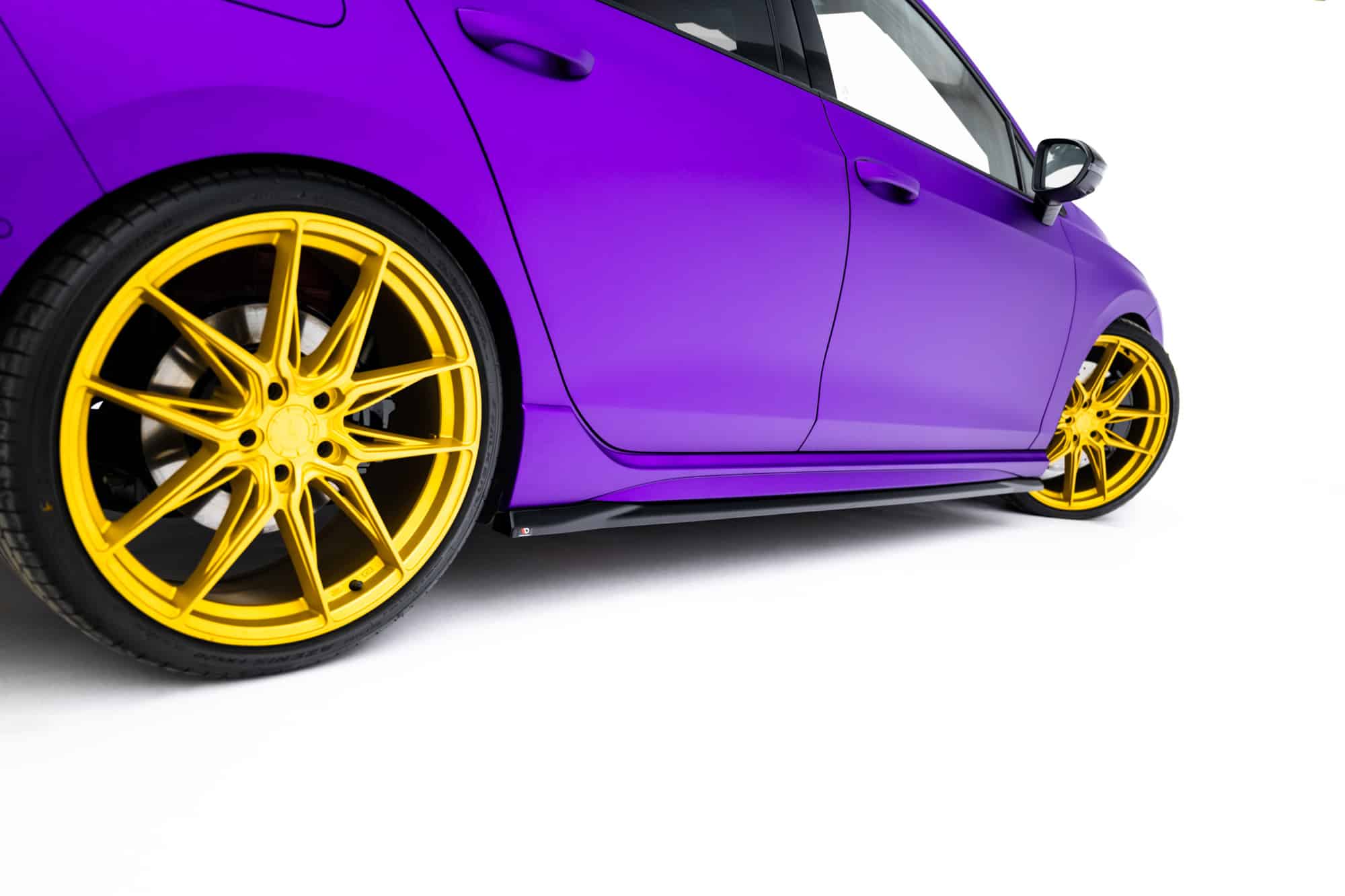 MAXTON DESIGN - Lišty pod bočné prahy V.5, Volkswagen Golf R Mk8/Mk8 Facelift, Čierny lesk – Obrázok 7
