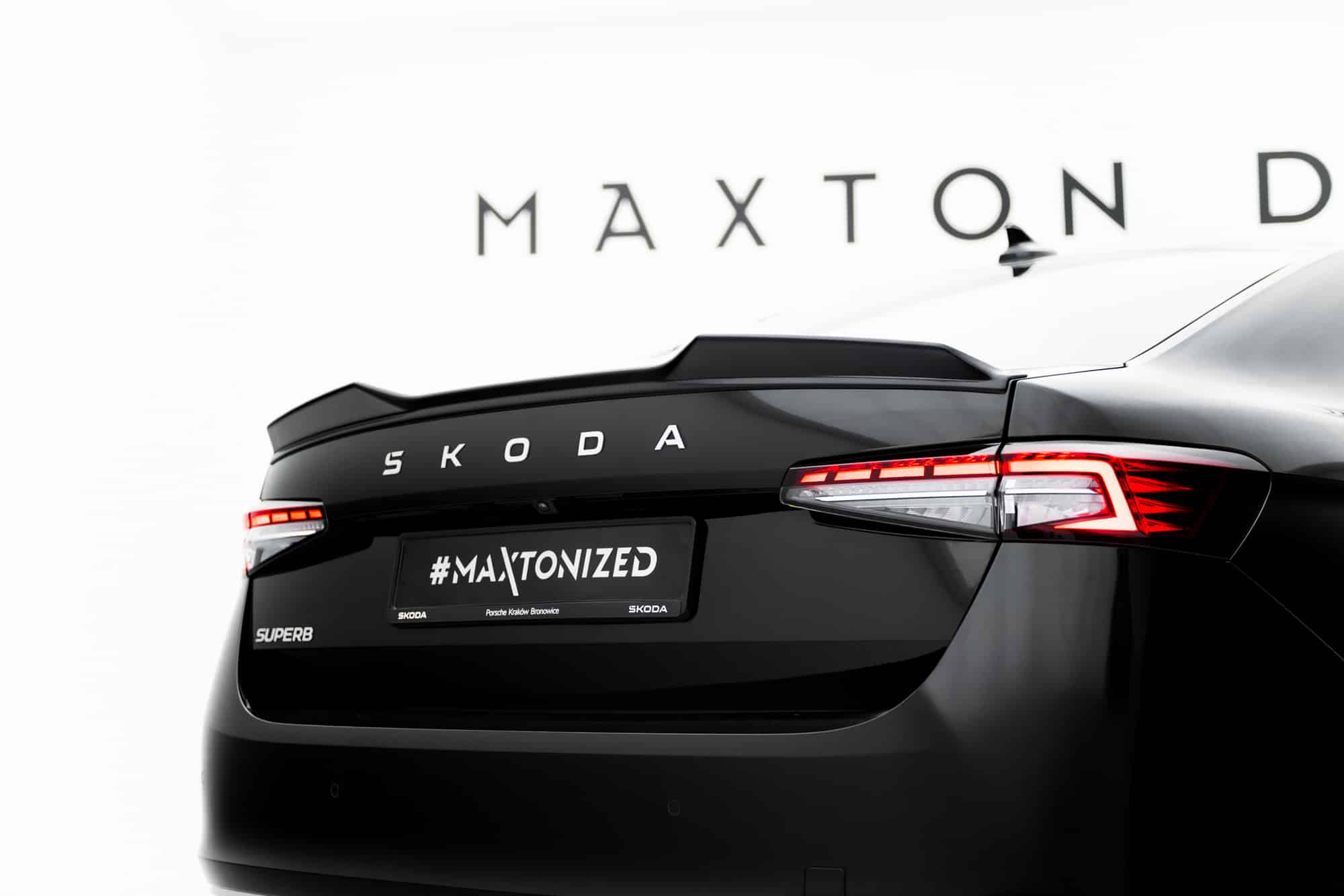 MAXTON DESIGN - Spoiler kufra 3D, Skoda Superb Sedan Mk4, Čierny lesk