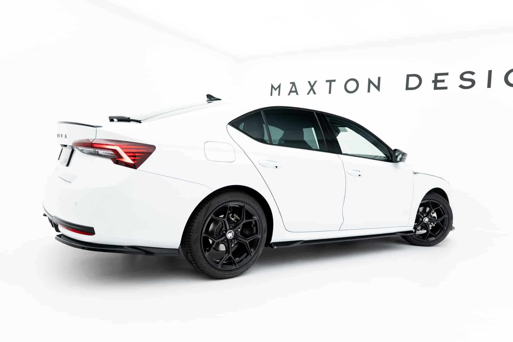 MAXTON DESIGN - Lišty pod bočné prahy, Skoda Octavia Sportline Liftback / Combi Mk4 Facelift, Čierny lesk – Obrázok 5