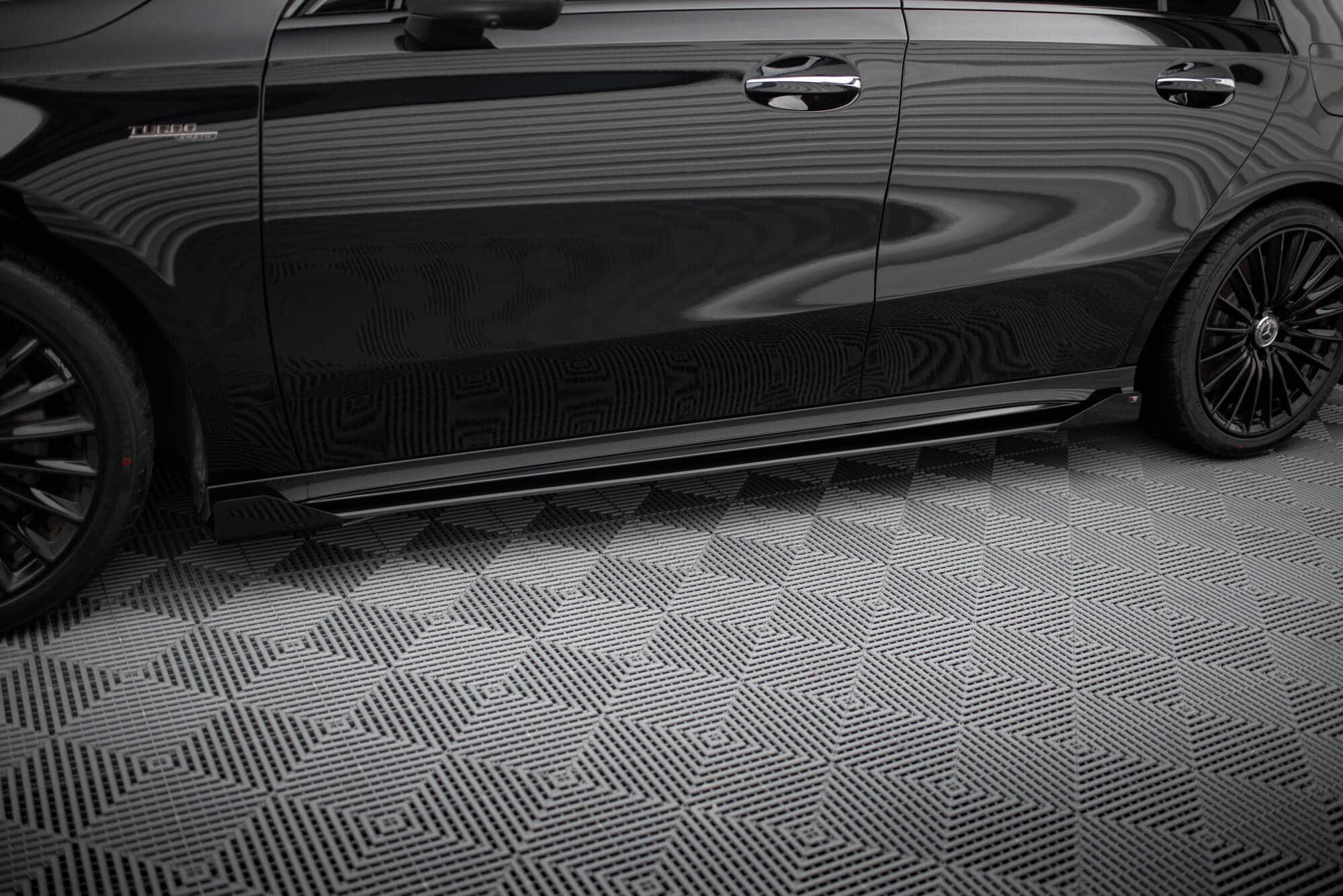 MAXTON DESIGN - Street Pro lišty pod bočné prahy + Splitre, Mercedes-AMG A35 W177 Facelift, Čierna Matná