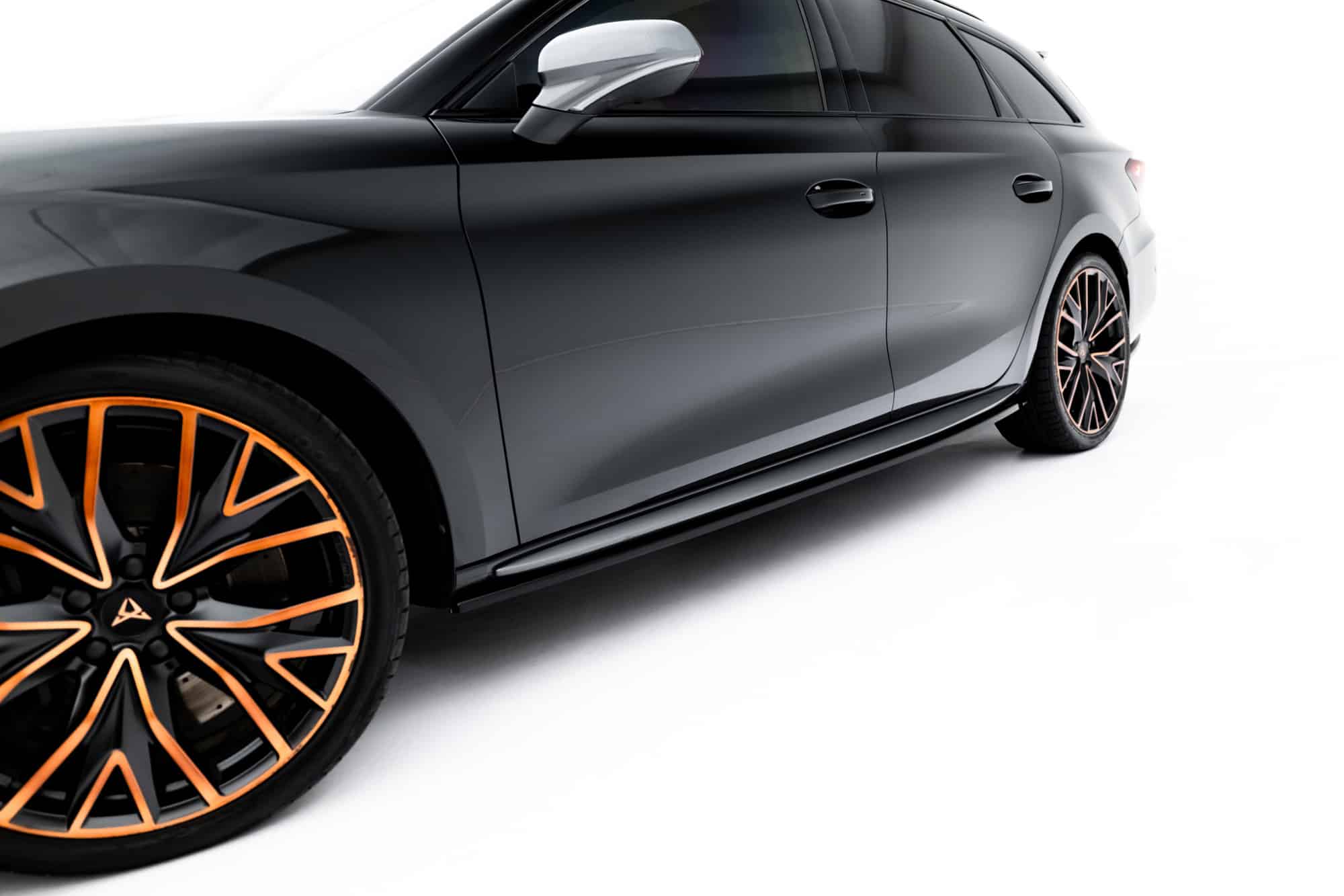 MAXTON DESIGN - Lišty pod bočné prahy, Cupra Leon ST / Hatchback Aero Mk1 Facelift, čierny lesk