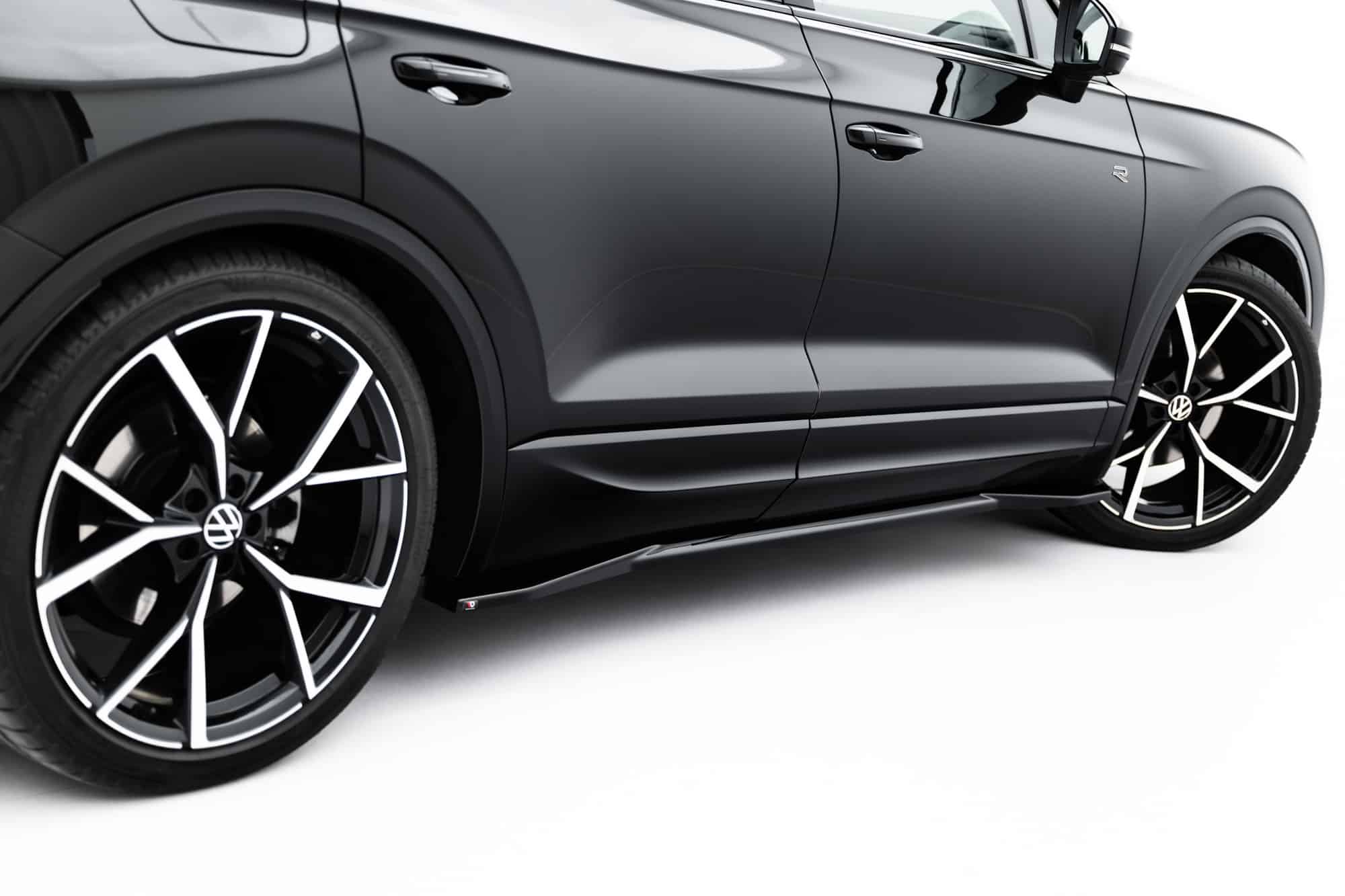 MAXTON DESIGN - Lišty pod bočné prahy, Volkswagen Touareg R-Line Mk3 Facelift, Čierny lesk – Obrázok 7