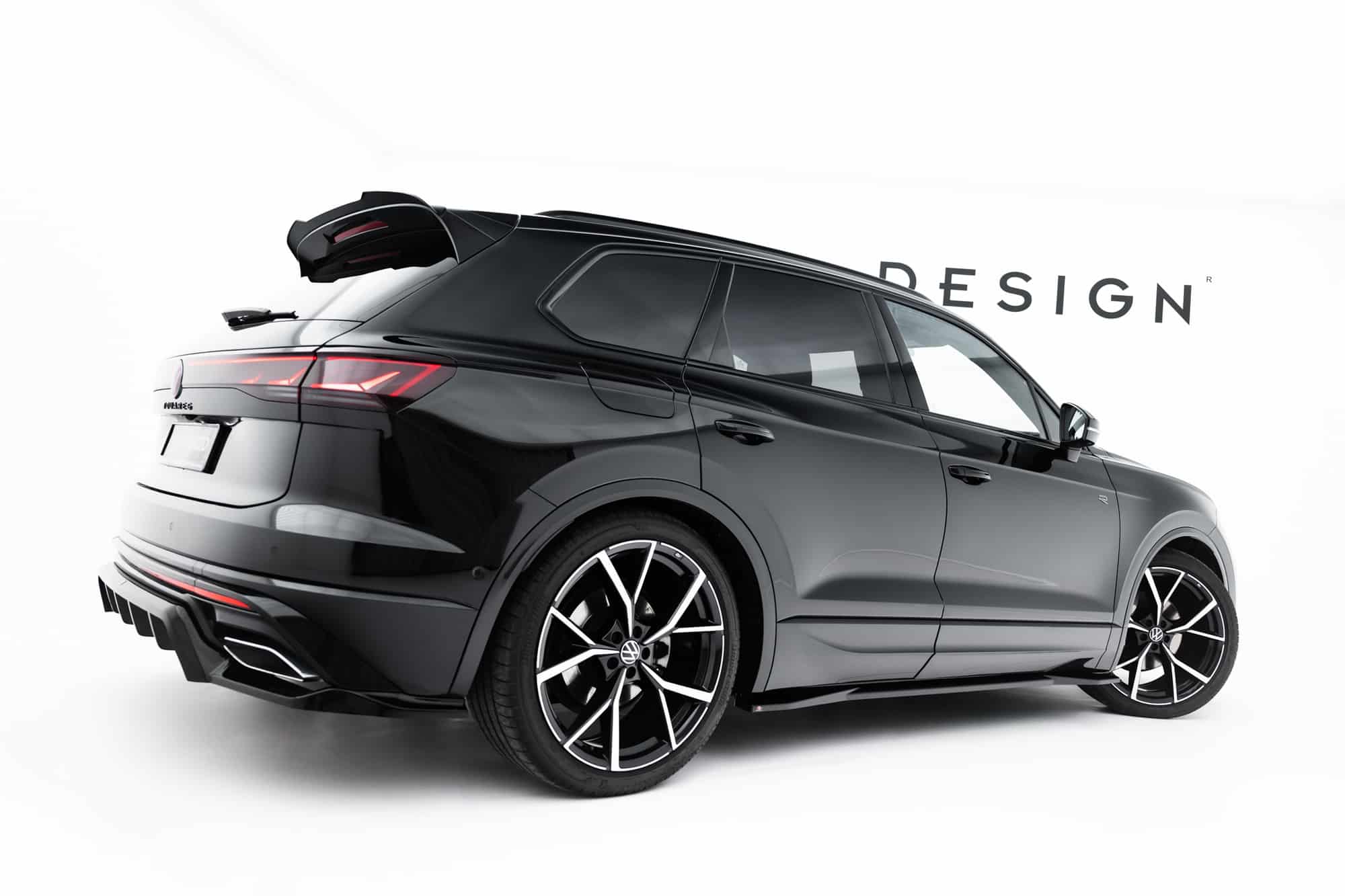 MAXTON DESIGN - Lišty pod bočné prahy, Volkswagen Touareg R-Line Mk3 Facelift, Čierny lesk