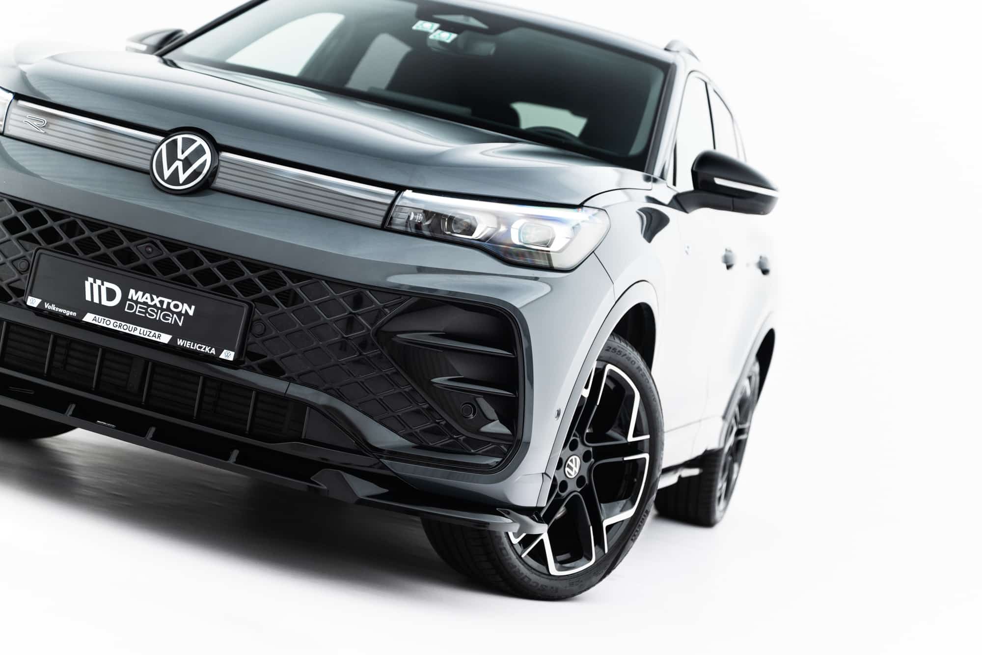 MAXTON DESIGN - Spoiler pod predný nárazník V.1, Volkswagen Tiguan R-Line Mk3, Čierny lesk – Obrázok 5
