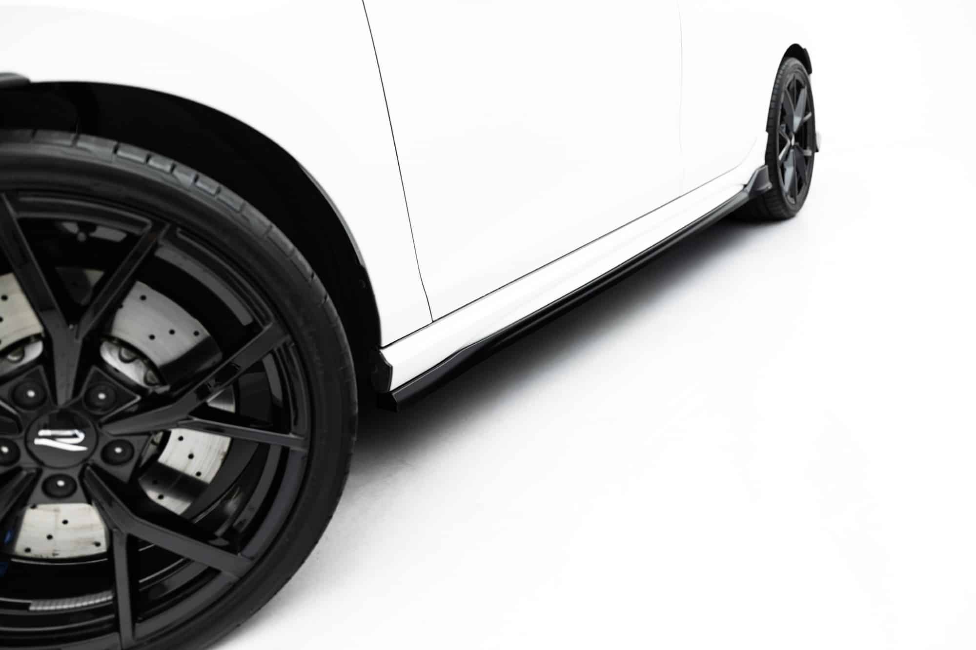 MAXTON DESIGN - Lišty pod bočné prahy, Volkswagen Golf R Variant Mk8 / Mk8 Facelift, Čierny lesk – Obrázok 6