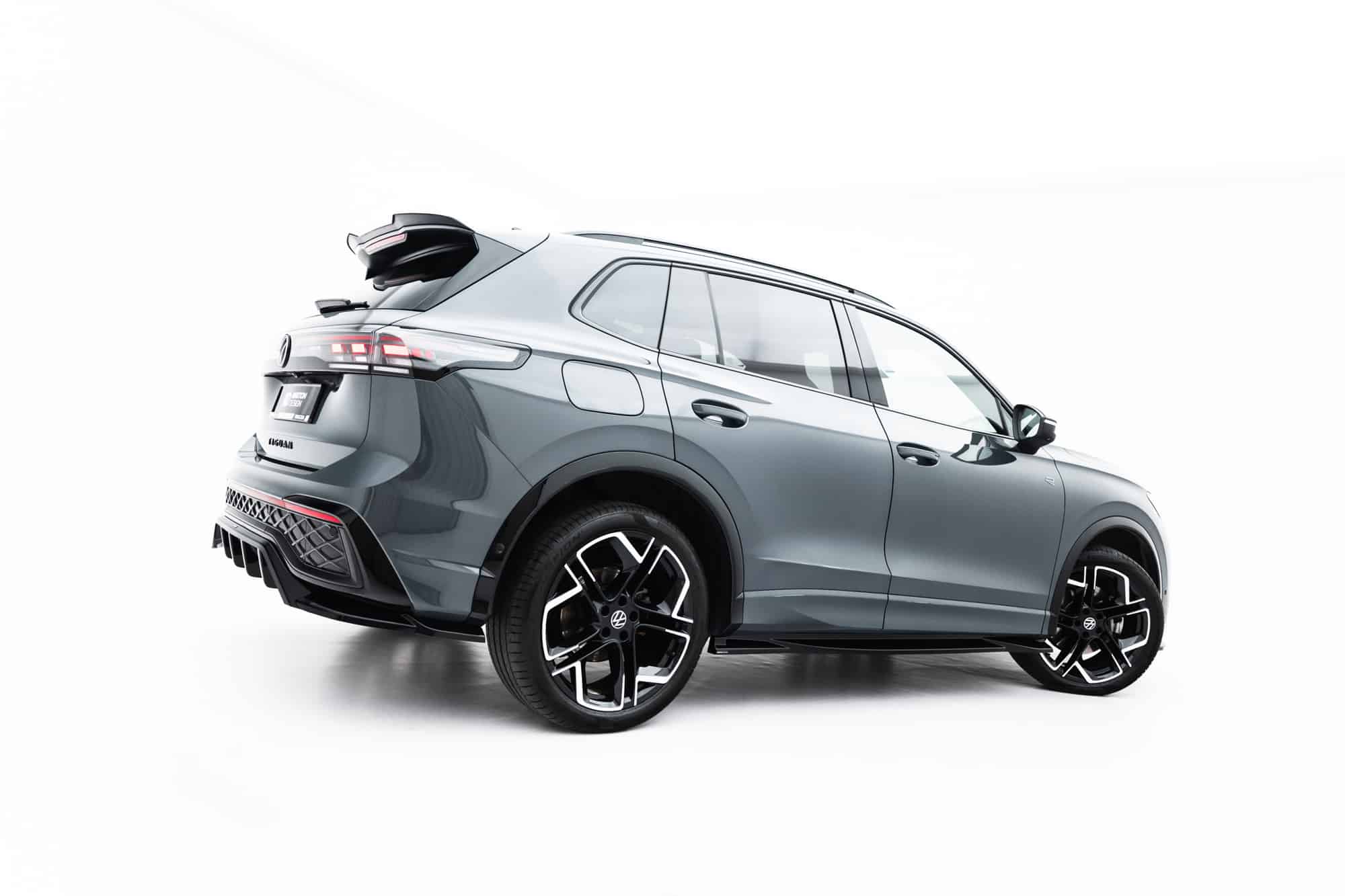 MAXTON DESIGN - Lišty pod bočné prahy, Volkswagen Tiguan R-Line Mk3, Čierny lesk