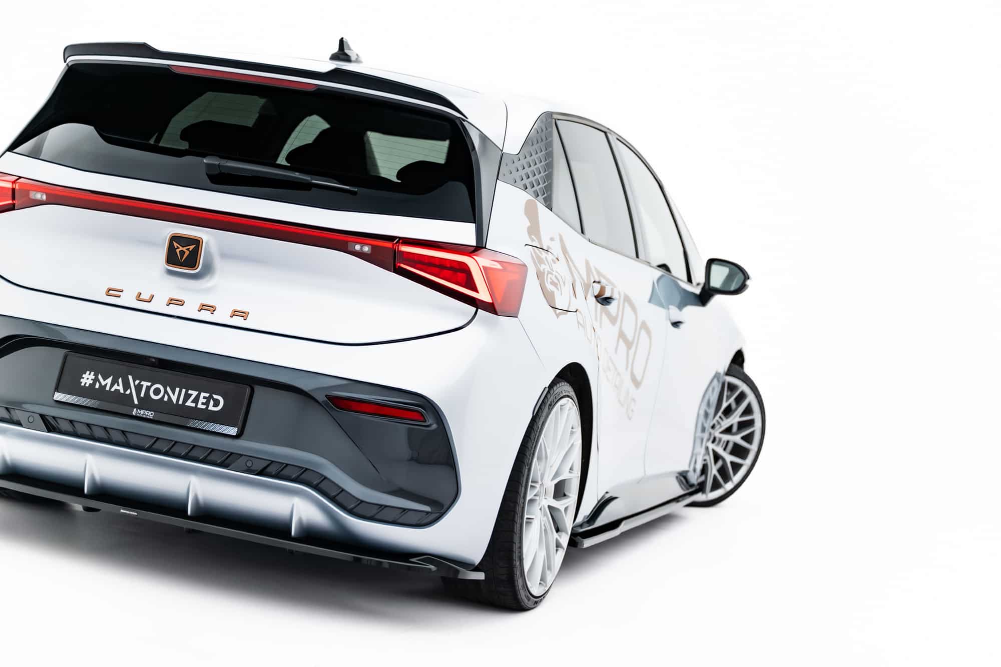 MAXTON DESIGN - Spoiler pod zadný nárazník, Cupra Born Mk1, Čierny lesk